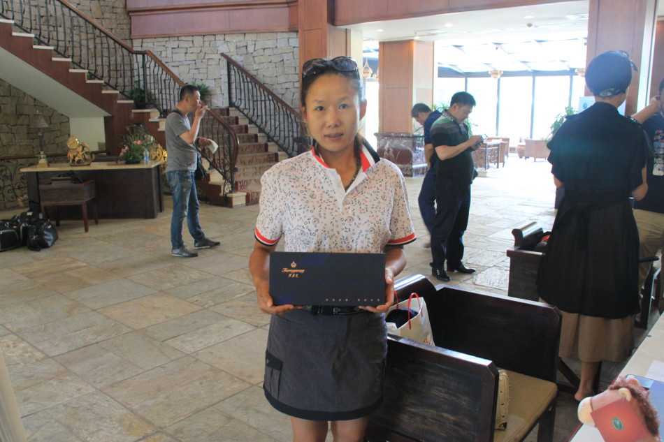 百鸟争鸣礼遇菁英 芙蓉王伴舞绿茵诗篇 活动启动仪式现场,嘉宾共同挥杆,彩球飞舞拉开‘百鸟争鸣’序幕