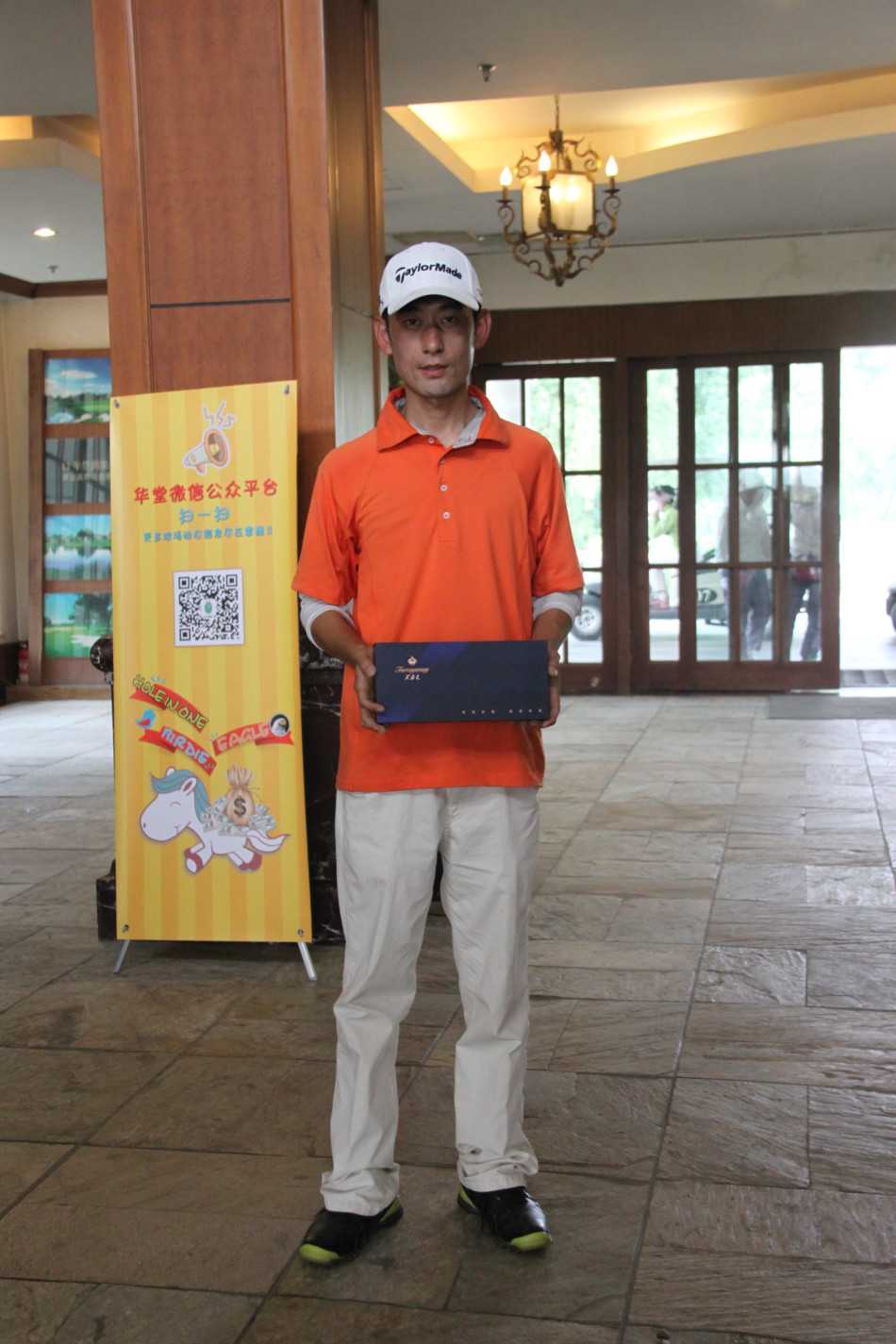 百鸟争鸣礼遇菁英 芙蓉王伴舞绿茵诗篇 ‘百鸟争鸣’主题礼盒在活动现场优雅展示,精致设计在阳光下流光溢彩