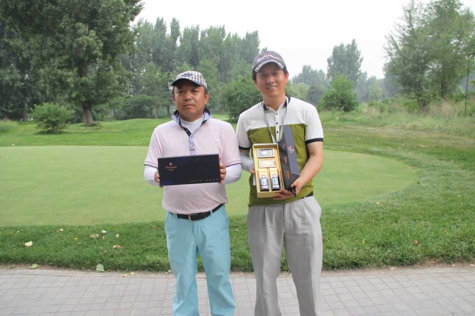 百鸟争鸣礼遇菁英 芙蓉王伴舞绿茵诗篇 球手胜利推杆后,欣喜接过赠礼,笑容与身后绿茵场构成成功瞬间