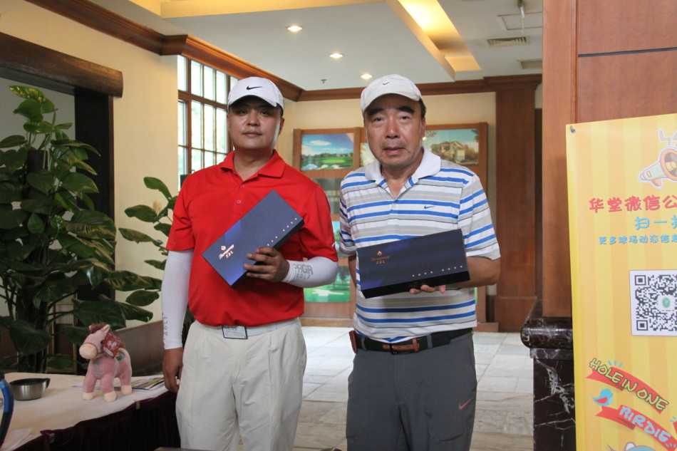 百鸟争鸣礼遇菁英 芙蓉王伴舞绿茵诗篇 高尔夫球车行驶在蜿蜒的球道上,两侧绿树成荫,充满悠闲与探索的意境