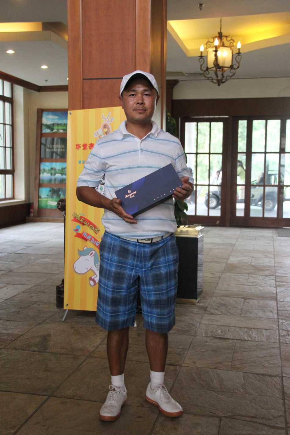 百鸟争鸣礼遇菁英 芙蓉王伴舞绿茵诗篇 嘉宾们于高端雅致的室内休息区交流,背景是‘百鸟争鸣’主题背景板