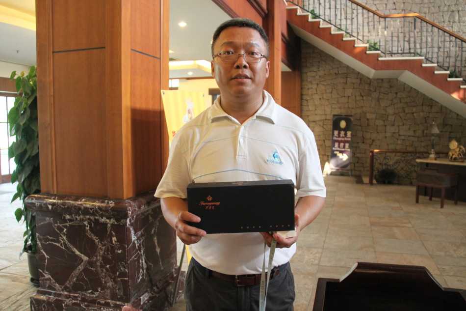 活动颁奖时刻，获奖球手高举奖杯与礼盒，现场气氛热烈而隆重