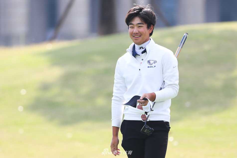 沃尔沃青少年大师赛首轮激战 新星闪耀绿茵场 少年球手唐绍承全神贯注,在果岭上仔细推敲推杆线路,阳光洒在他坚毅的侧脸