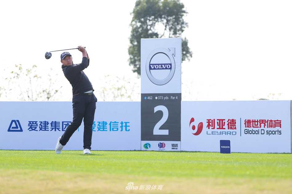 沃尔沃青少年大师赛首轮激战 新星闪耀绿茵场 女子组领先者楼子欣优雅挥杆,白色小球在空中划出一道完美的弧线飞向远方