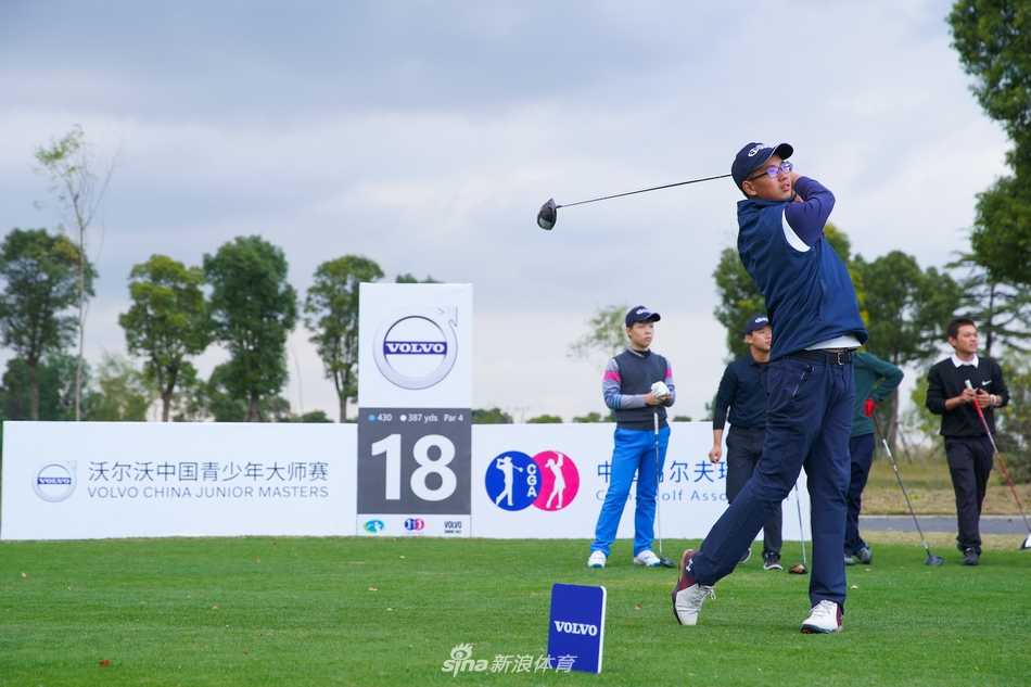 沃尔沃青少年大师赛首轮激战 新星闪耀绿茵场 王俊熙凝视远方果岭,正在冷静分析下一杆的策略与落点
