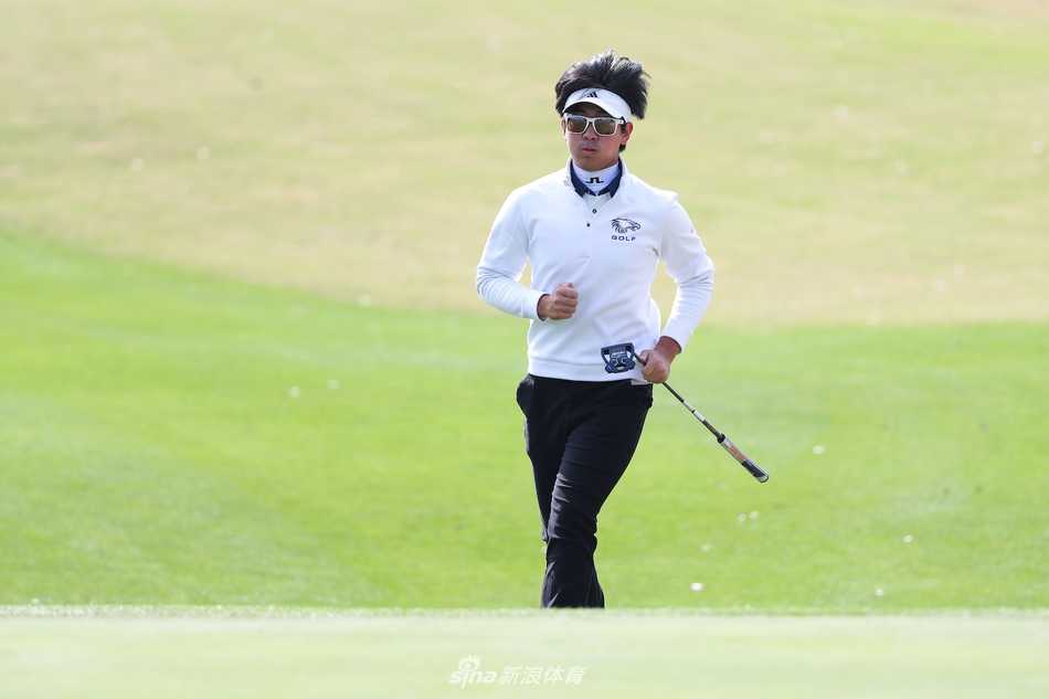 沃尔沃青少年大师赛首轮激战 新星闪耀绿茵场 小将赵均霖在沙坑中沉着救球,沙粒飞扬间尽显扎实基本功