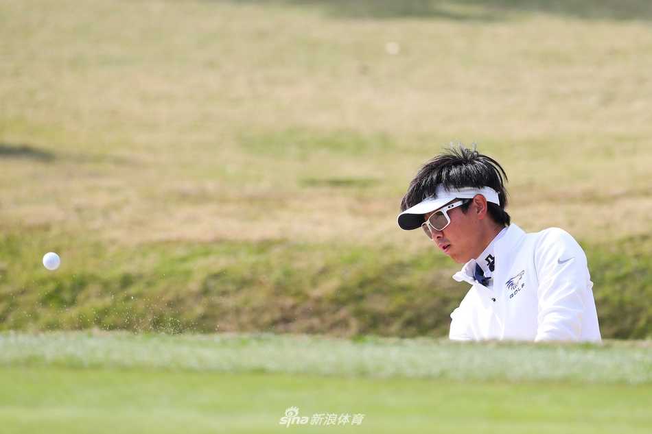 沃尔沃青少年大师赛首轮激战 新星闪耀绿茵场 安彤完成一记漂亮推击后,露出自信而灿烂的笑容