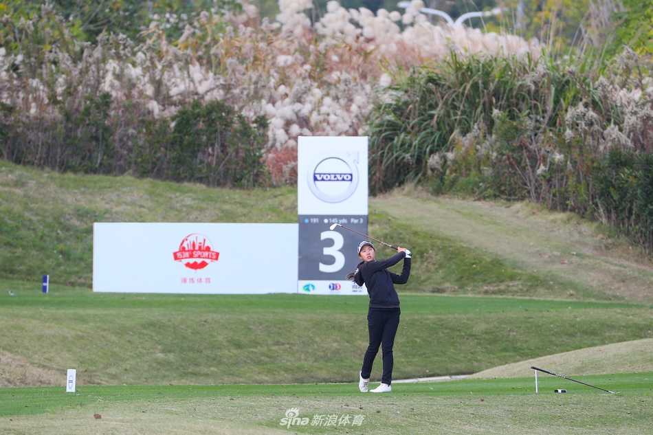 沃尔沃青少年大师赛首轮激战 新星闪耀绿茵场 夕阳下,年轻球员们漫步在如画的球道上,身影与球场融为一体