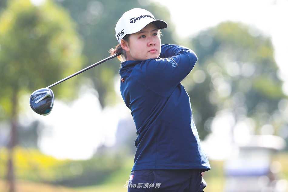 沃尔沃青少年大师赛首轮激战 新星闪耀绿茵场 比赛间隙,小球员们认真聆听教练指导,汲取宝贵的实战经验