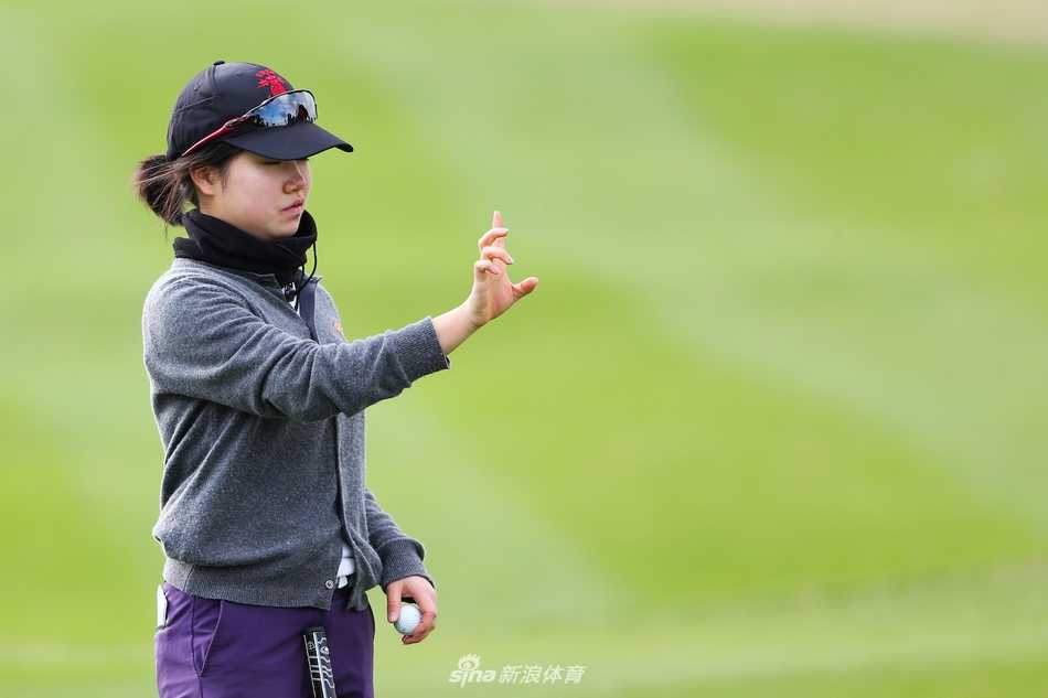 沃尔沃青少年大师赛首轮激战 新星闪耀绿茵场 曹欣妤在长草区中果断挥杆击球,展现出面对挑战时的无畏姿态