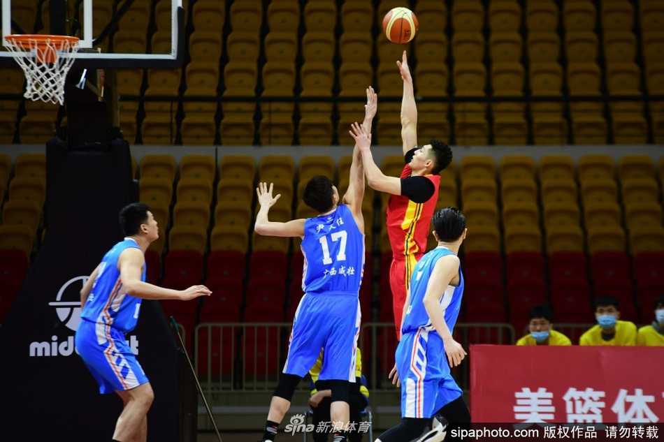 皖桂争雄:安徽文一总决赛首战逆转广西威壮先下一城 李祥波在广西队员严密防守下依然强硬起跳,篮球在空中划出一道弧线,篮下肌肉碰撞的火药味仿佛能穿透屏幕