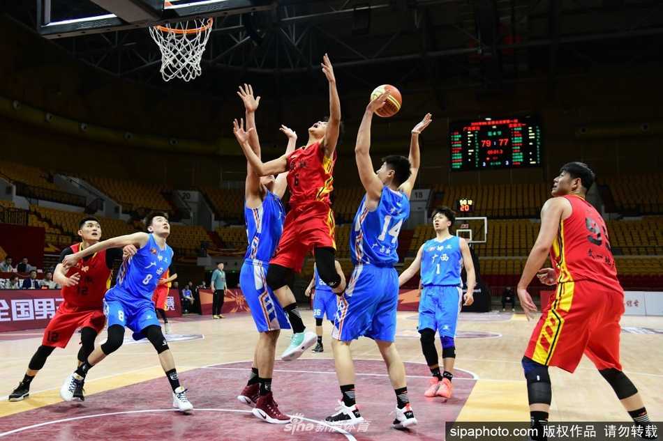 皖桂争雄:安徽文一总决赛首战逆转广西威壮先下一城 比赛结束后,安徽文一球员们紧紧相拥,脸上洋溢着激动与喜悦,杨越被队友围在中间,庆祝这场来之不易的逆转胜利