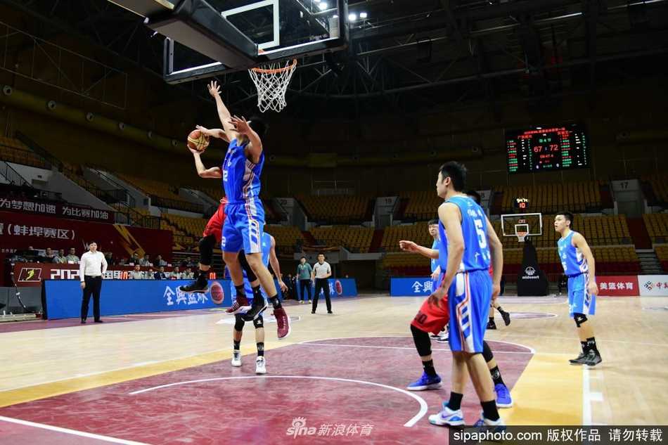 皖桂争雄:安徽文一总决赛首战逆转广西威壮先下一城 杨文博高高跃起,出手总决赛关键三分球,全场目光聚焦于空中旋转的篮球,这一刻将决定生死