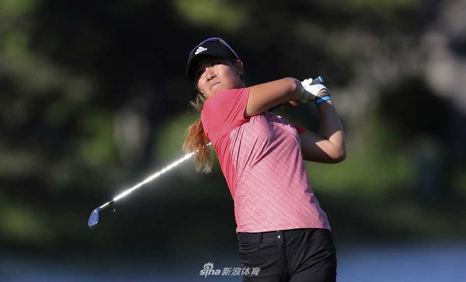 沃维克锦标赛群芳争艳刘钰紧追领先集团 艾米·奥尔森在沃维克锦标赛首轮比赛中全神贯注地推杆,目光坚定地锁住球洞方向。