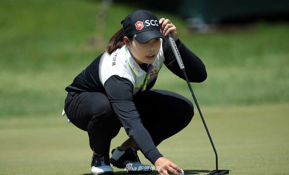 沃维克锦标赛群芳争艳刘钰紧追领先集团 莫莉娅·朱塔纽佳在球道上优雅流畅地挥杆,身姿与翠绿草坪构成一幅和谐画卷。