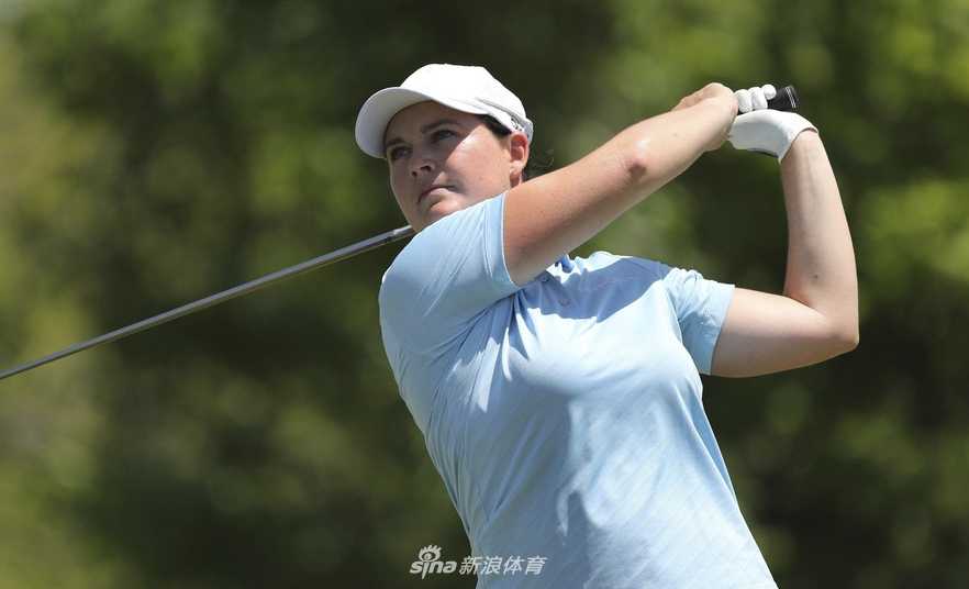 沃维克锦标赛群芳争艳刘钰紧追领先集团 卡罗琳·马松在沙坑中救球,沙粒飞扬瞬间展现出职业球员精湛的短杆技术。