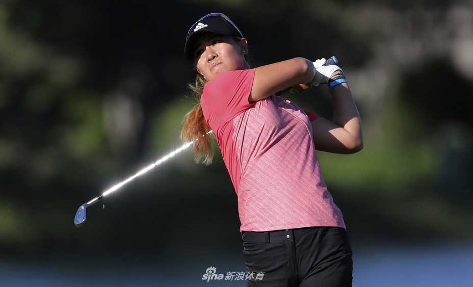 沃维克锦标赛群芳争艳刘钰紧追领先集团 沃维克锦标赛观众云集,球迷们在夕阳下聚精会神地观看球员的精彩击球。