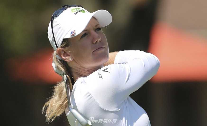 沃维克锦标赛群芳争艳刘钰紧追领先集团 刘钰在果岭边沉稳观察线路,准备关键一切,展现了中国新生代球员的专注与自信。