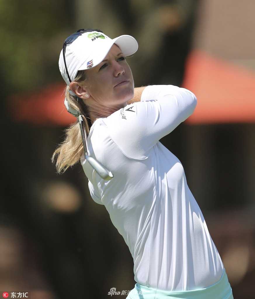 沃维克锦标赛群芳争艳刘钰紧追领先集团 姜孝林在开球台上自信挥杆,阳光勾勒出她充满力量感的动作剪影。