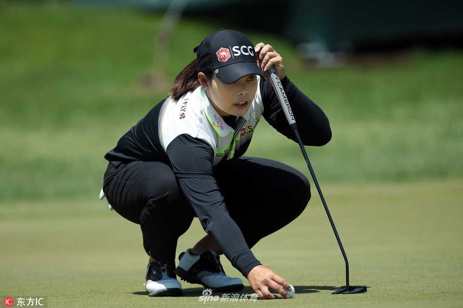 沃维克锦标赛群芳争艳刘钰紧追领先集团 赛事工作人员在风景如画的球场水塘边细致地设置旗杆位置。