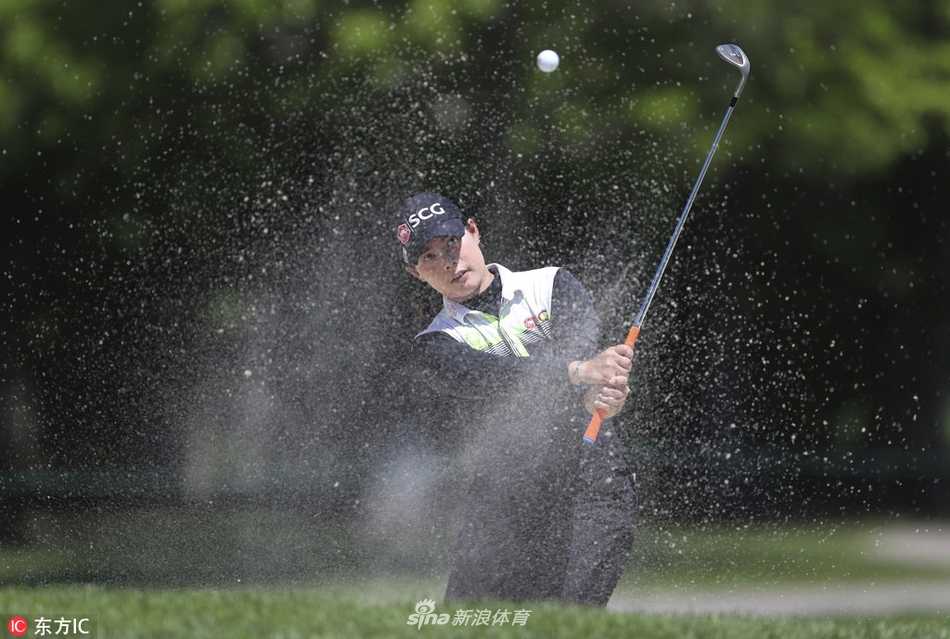 沃维克锦标赛群芳争艳刘钰紧追领先集团 冯珊珊在练习果岭上专注推击,为接下来的比赛做最后准备,神情淡定自若。