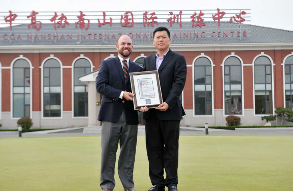 石昱婷闪耀美国女子公开赛的荣耀时刻 USGA代表将金光闪闪的奖牌授予石昱婷,她微微欠身,双手恭敬接过,眼神专注而激动,四周观众的目光汇聚于此。