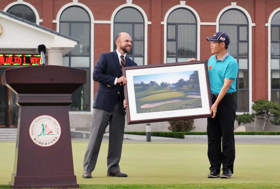 石昱婷闪耀美国女子公开赛的荣耀时刻 USGA官员与女子中巡代表共同展示感谢牌,双方笑容满面,标志性的赛事背景板清晰可见,象征着国际组织与本土巡回赛之间的紧密合作与 mutual respect。