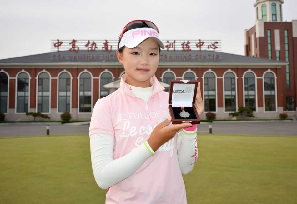 石昱婷闪耀美国女子公开赛的荣耀时刻 石昱婷与多位嘉宾及工作人员的大合影,众人簇拥着奖牌与感谢牌,现场气氛热烈欢快,记录下这个对于中国高尔夫而言具有纪念意义的圆满时刻。