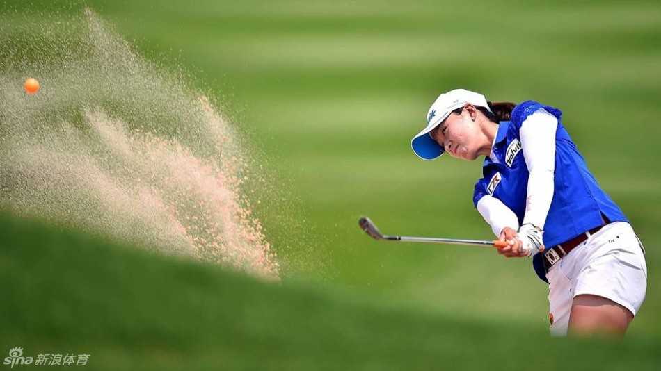 沙坑鏖战与智慧博弈:LPGA泰国赛的赛场剪影 崔芸精全神贯注,从沙坑困境中漂亮救球,沙粒飞溅的瞬间彰显专业技巧