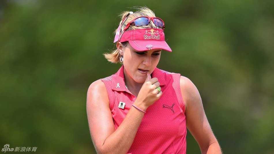 沙坑鏖战与智慧博弈:LPGA泰国赛的赛场剪影 杰西卡·科达在比赛中优雅挥杆,动作流畅一气呵成,展现顶尖选手的竞技风范