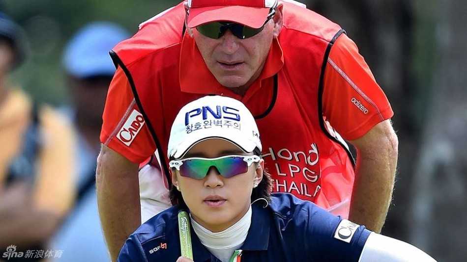 沙坑鏖战与智慧博弈:LPGA泰国赛的赛场剪影 莱西·汤普森场边沉思,手持球杆研究比赛策略,神情专注显大将风范