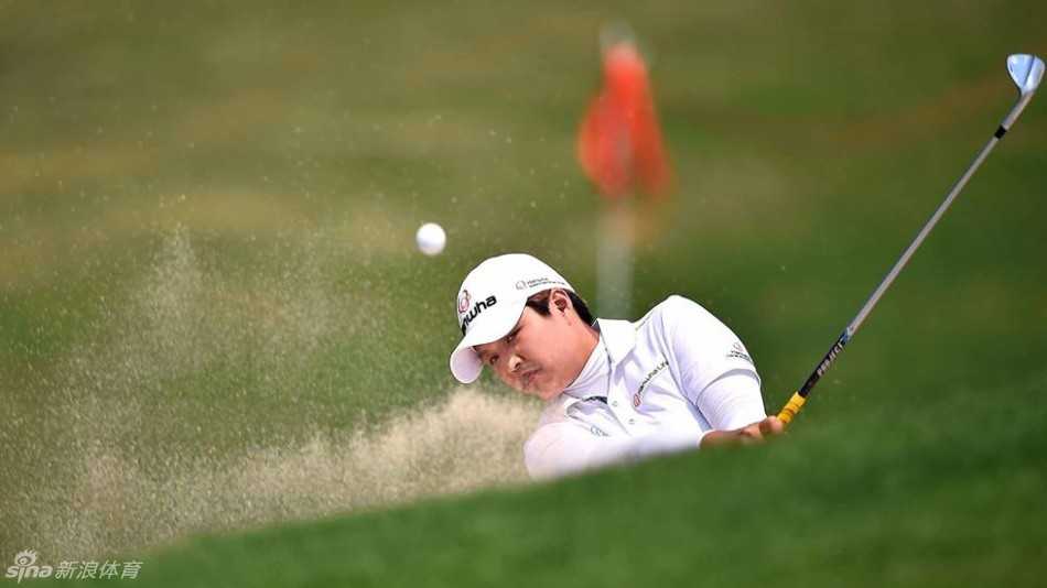 沙坑鏖战与智慧博弈:LPGA泰国赛的赛场剪影 野村敏京沙坑中优雅救球,动作舒展流畅,沙坑边缘映衬出精湛球技