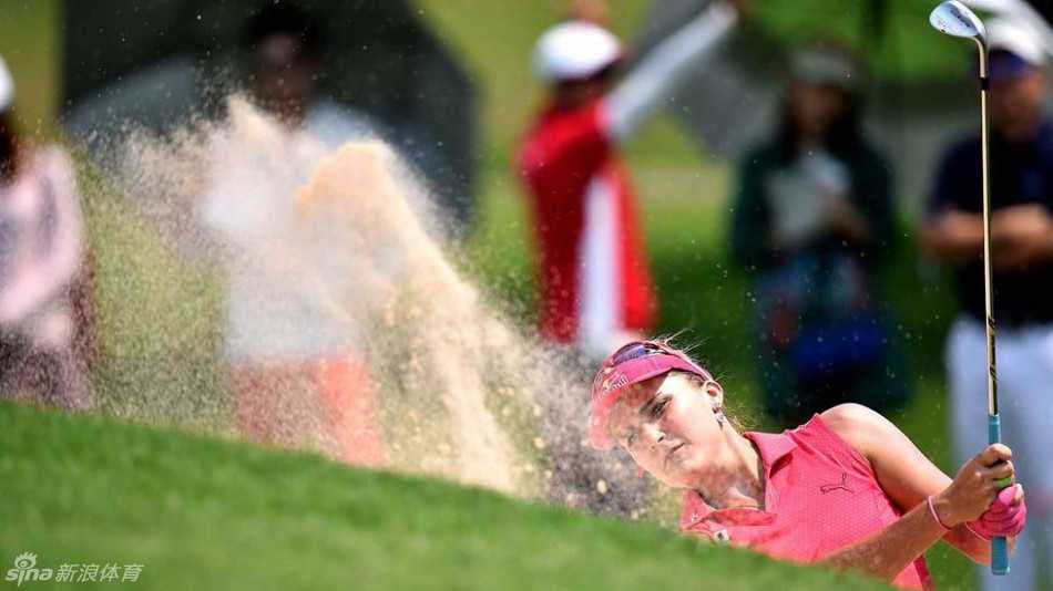 沙坑鏖战与智慧博弈:LPGA泰国赛的赛场剪影 梁熙瑛与球童共同俯身研读果岭,专注神情体现团队协作与精密计算