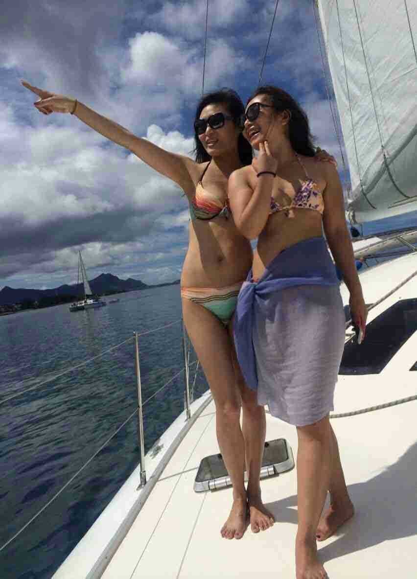 碧海挥杆天堂岛 高尔夫伊甸园绽放激情 冠军球手果岭边精准推杆,小白球划过优美弧线直指洞杯