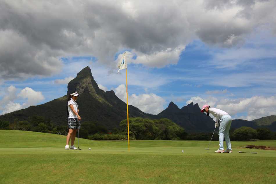 碧海挥杆天堂岛 高尔夫伊甸园绽放激情 开球仪式盛况,嘉宾于碧海蓝天下一同挥动球杆启幕