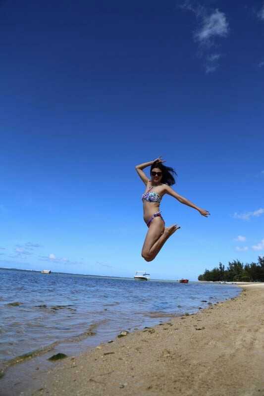 碧海挥杆天堂岛 高尔夫伊甸园绽放激情 赛事颁奖典礼现场,获奖者高举奖杯与香槟庆祝胜利