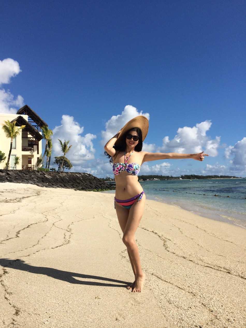 碧海挥杆天堂岛 高尔夫伊甸园绽放激情 参赛选手们聚集在会所前欢声笑语,洋溢着友谊与激情