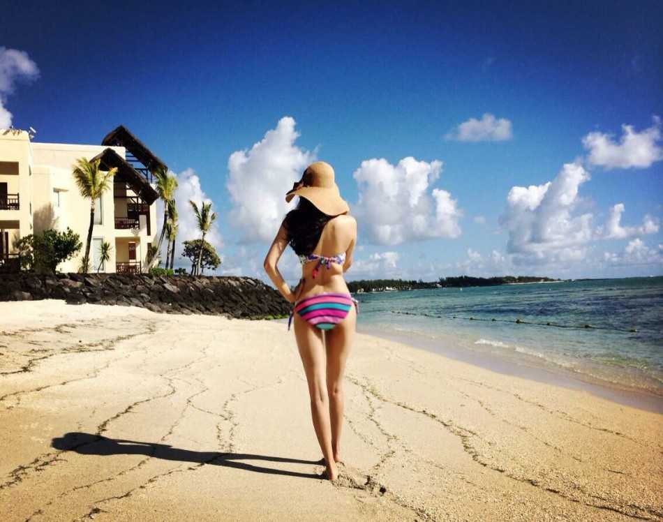 赛事之余，球手悠闲享受毛里求斯酒店泳池旁的放松时刻