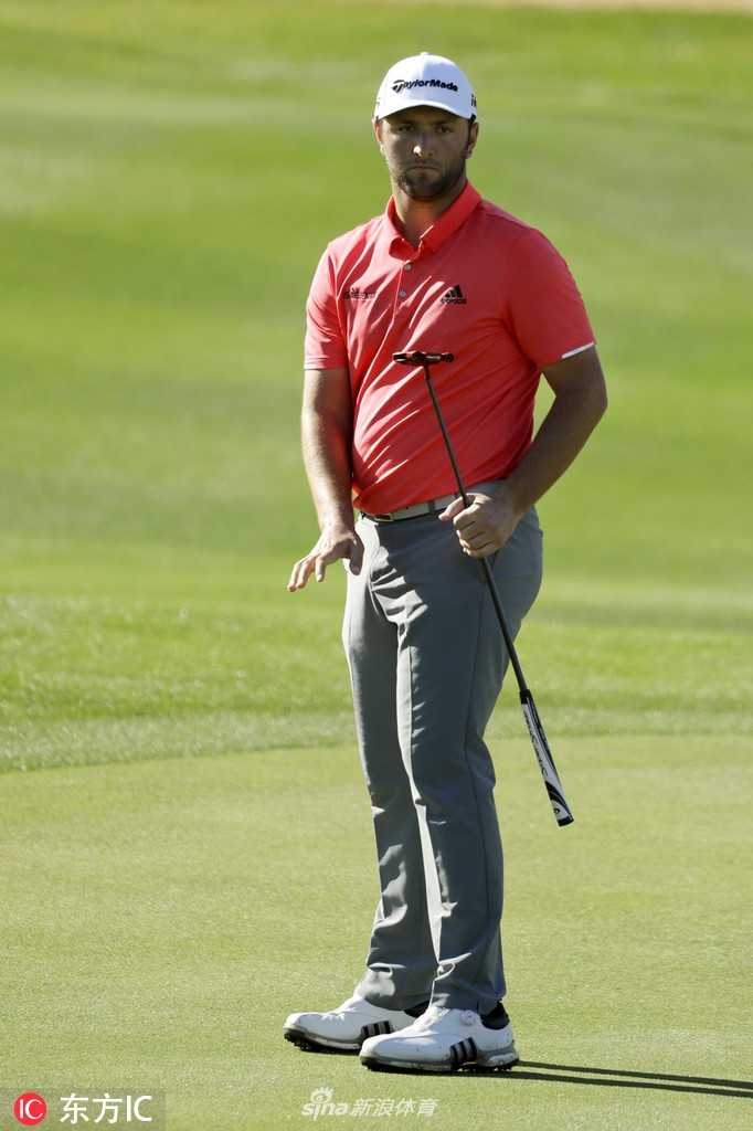 亚当-哈德文在沙坑中救球，沙粒飞扬的瞬间凝聚着力量与精准，他的表情冷静沉着，志在必得。