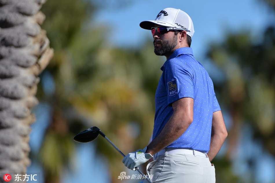 米克尔森微笑着向观众致意，他标志性的挥手充满亲和力，身后是欢呼的球迷和沐浴在阳光下的球场。