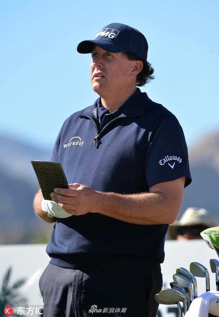 夕阳西下，球员卢克的剪影映在果岭上，与远处连绵的山脉构成一幅宁静而富有张力的比赛画面。