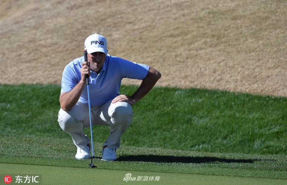 比赛激烈进行中，球员与球童在果岭上蹲下仔细研究推杆线路，专注的神情体现了职业高尔夫的精髓。