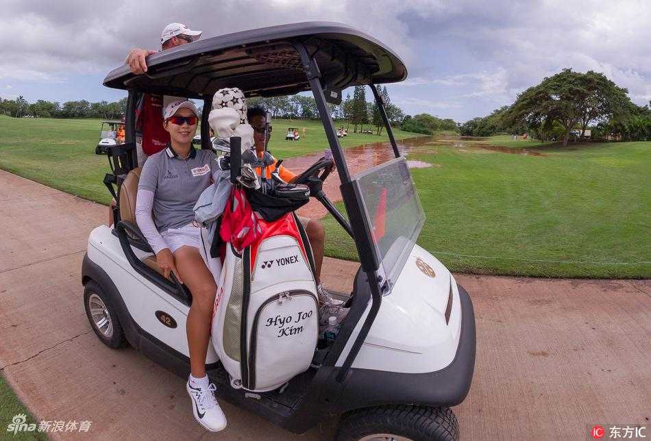 碧海蓝天挥杆竞逐 LPGA群星闪耀夏威夷 “小魔女”魏圣美正准备开球,她神情专注地凝视前方球道,握杆姿态稳健而自信