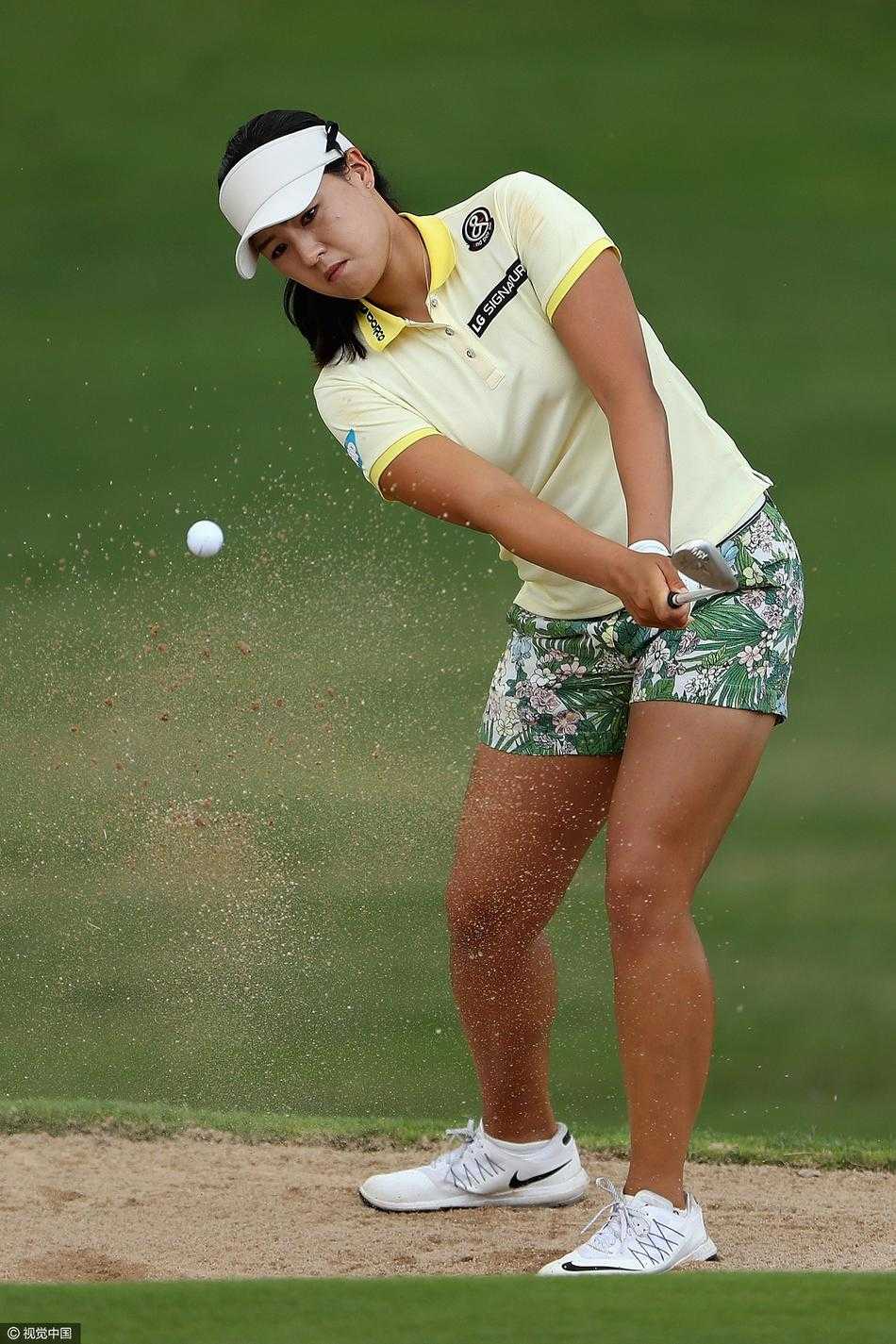 碧海蓝天挥杆竞逐 LPGA群星闪耀夏威夷 田仁智在沙坑中成功救球瞬间,沙粒飞溅,小球精准地飞向果岭旗杆位置