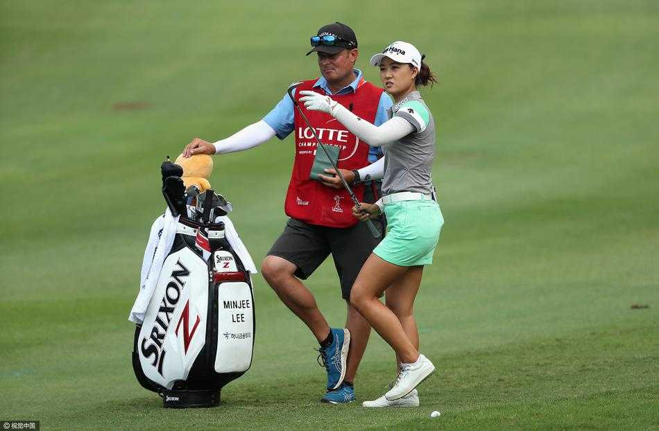 碧海蓝天挥杆竞逐 LPGA群星闪耀夏威夷 柳箫然在球道上向观众挥手示意,脸上洋溢着亲切的微笑,展现出顶尖球员的亲民风范