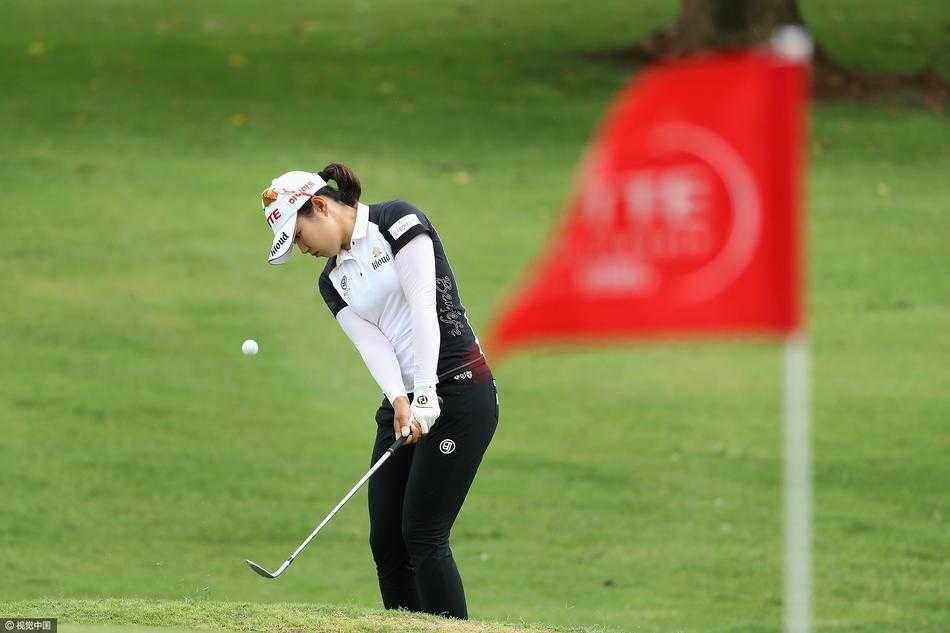 碧海蓝天挥杆竞逐 LPGA群星闪耀夏威夷 “粉红豹”克里默在比赛中聚精会神地阅读果岭,她经典的粉色装扮与绿草果岭形成鲜明对比