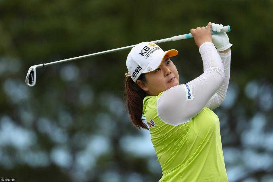 碧海蓝天挥杆竞逐 LPGA群星闪耀夏威夷 领先者张洙连在比赛中沉稳推击,果岭线条复杂,她的每一次推杆都至关重要
