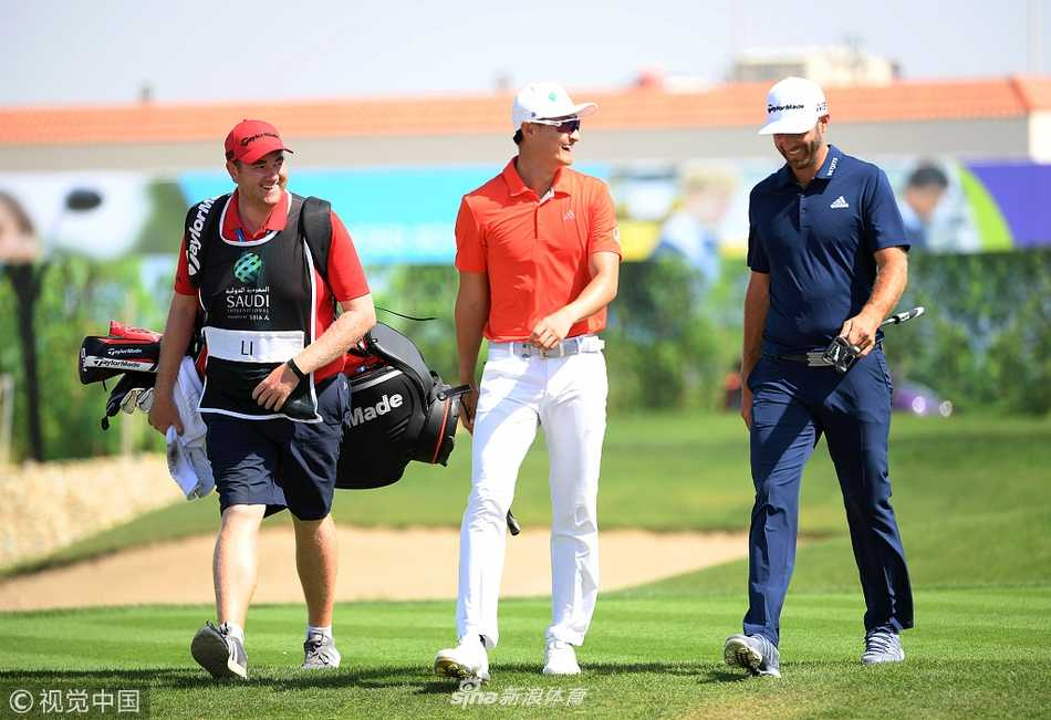 达斯汀·约翰逊在比赛中开球，动作流畅有力，但这一杆方向略微偏左，预示了后续可能面临的挑战。