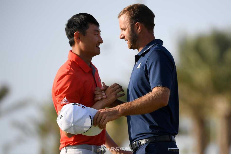 比赛中另一位发挥出色的球手汤姆·路易斯正在观察球路，他在决赛轮前五洞连抓五鸟，给领先者施加了巨大压力。