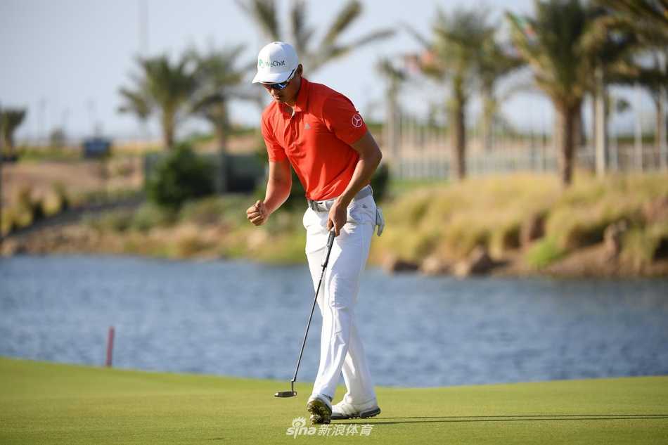 李昊桐在果岭上专注推杆，他俯身凝神，仔细阅读草纹与坡度，寻找小球进洞的最佳线路。